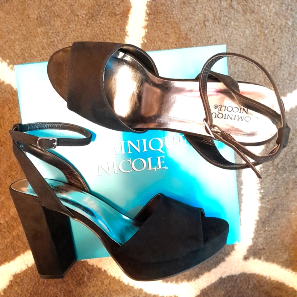 Black heels size 10 Wide